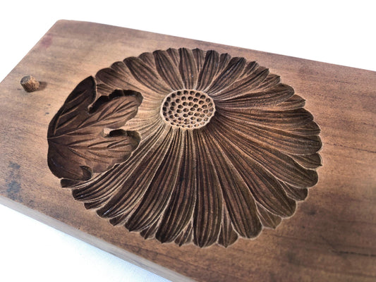 Vintage Japanese wagashi press mold - chrysanthemum flower
