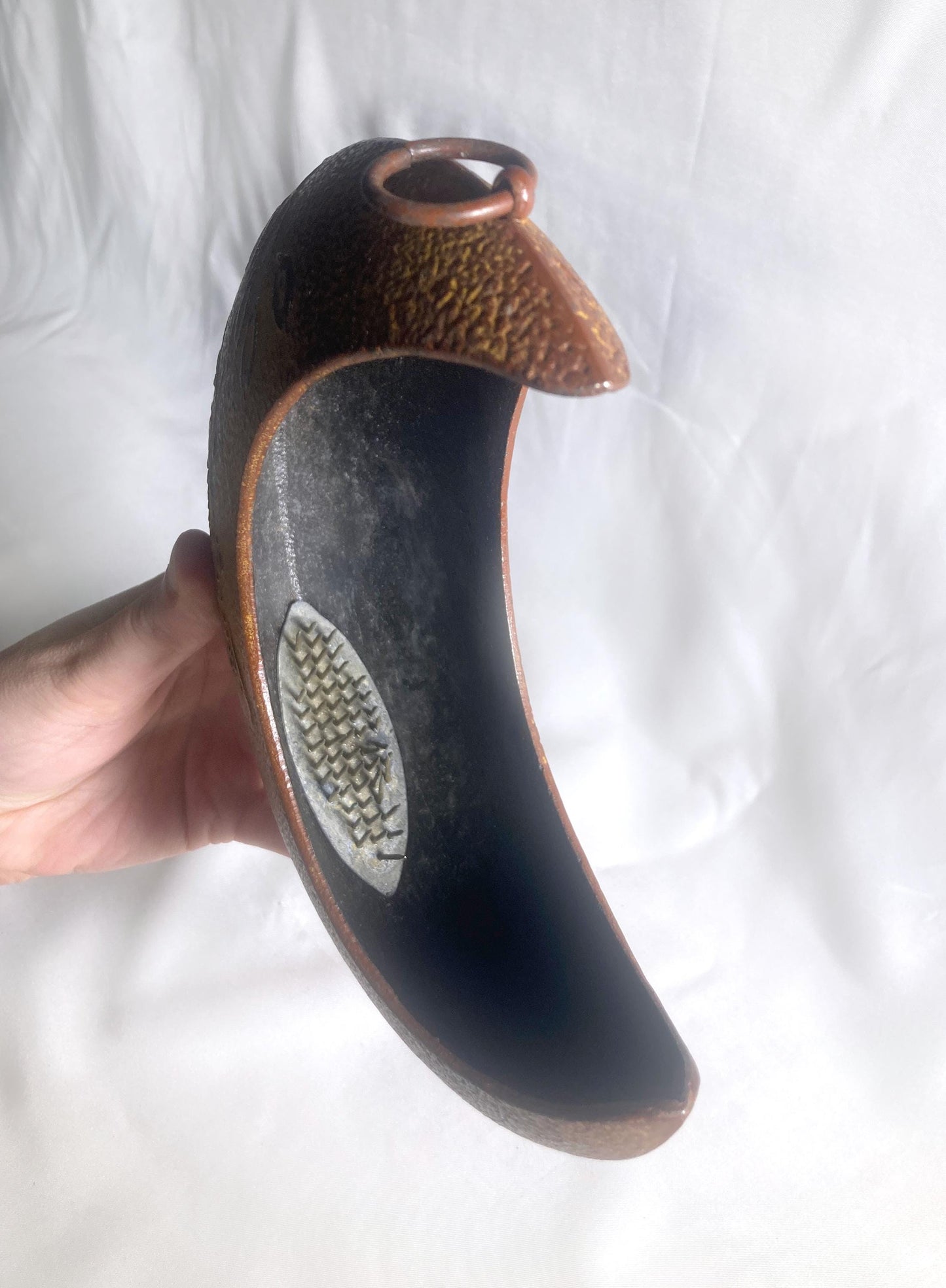 Hanging ikebana vase - monkey reaching for a moon (wisteria over a river/ brown - M size)