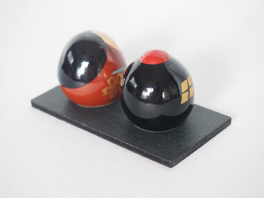 Kokeshi dolls - miniature elegant couple