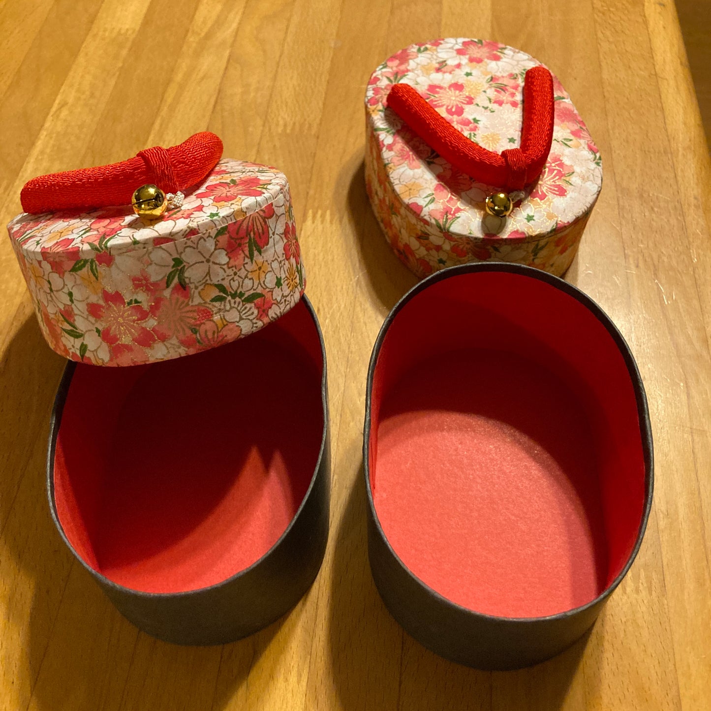 Zōri-shaped paper boxes