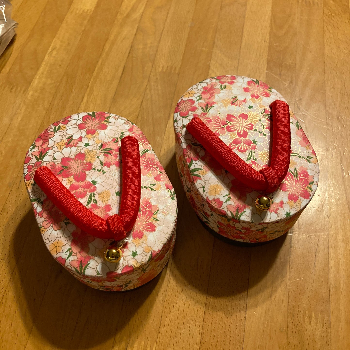 Zōri-shaped paper boxes