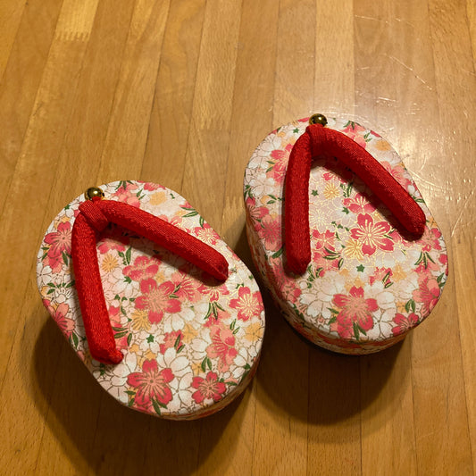 Zōri-shaped paper boxes