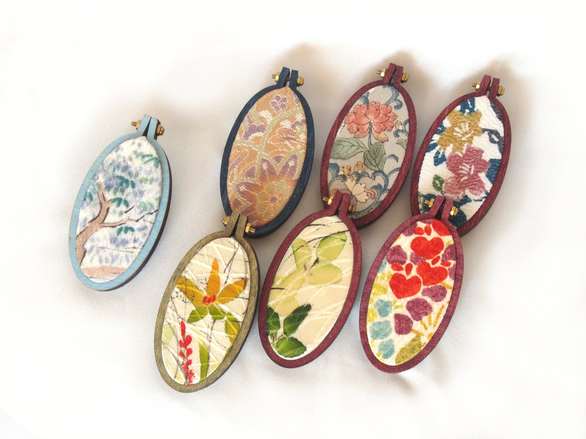 Handmade kimono brooch - wood and silk - oval shape