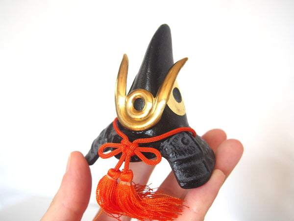 Cast iron paperweight - Japanese helmet kabuto (with cushions)