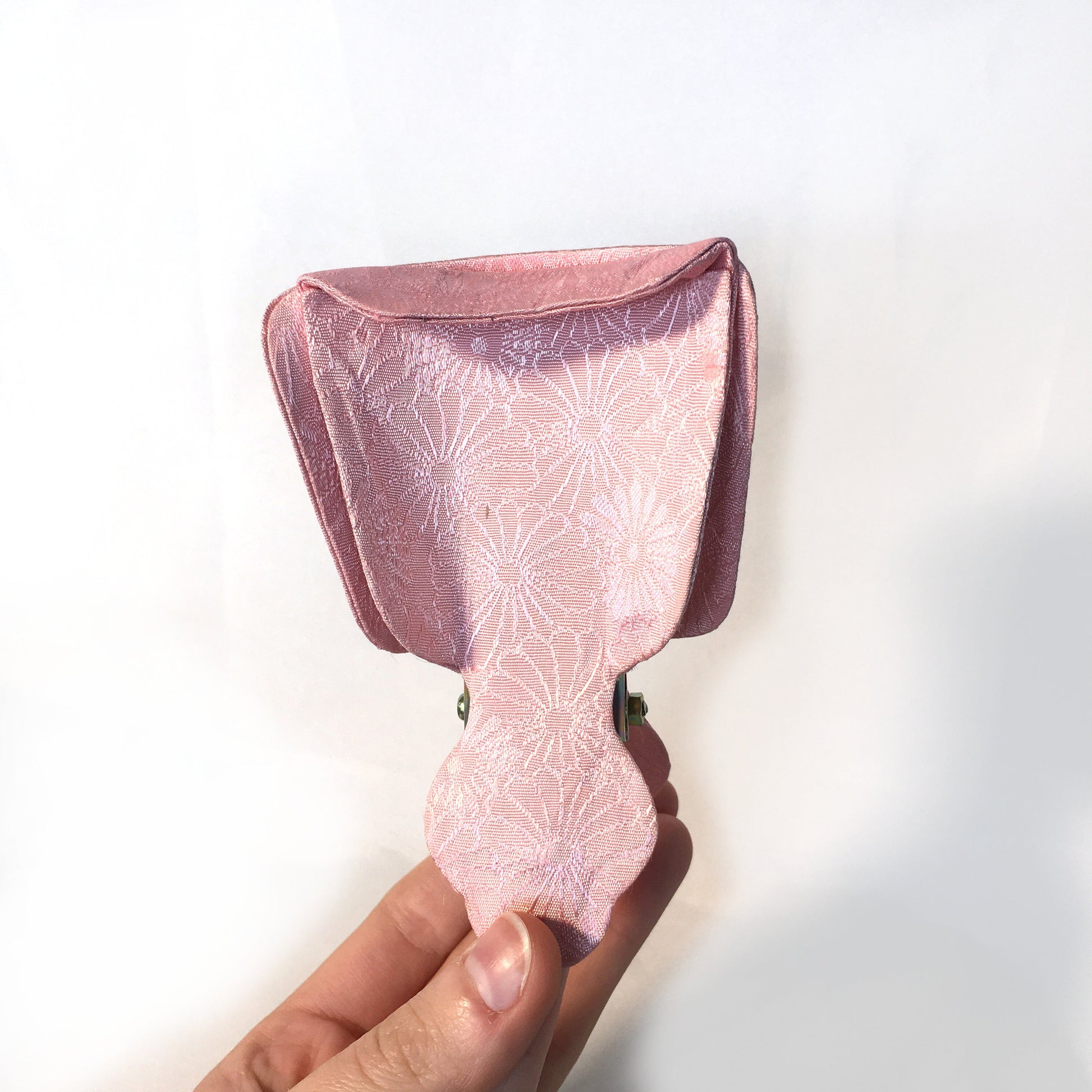 Kimono dressing accessory - eridome - collar clip