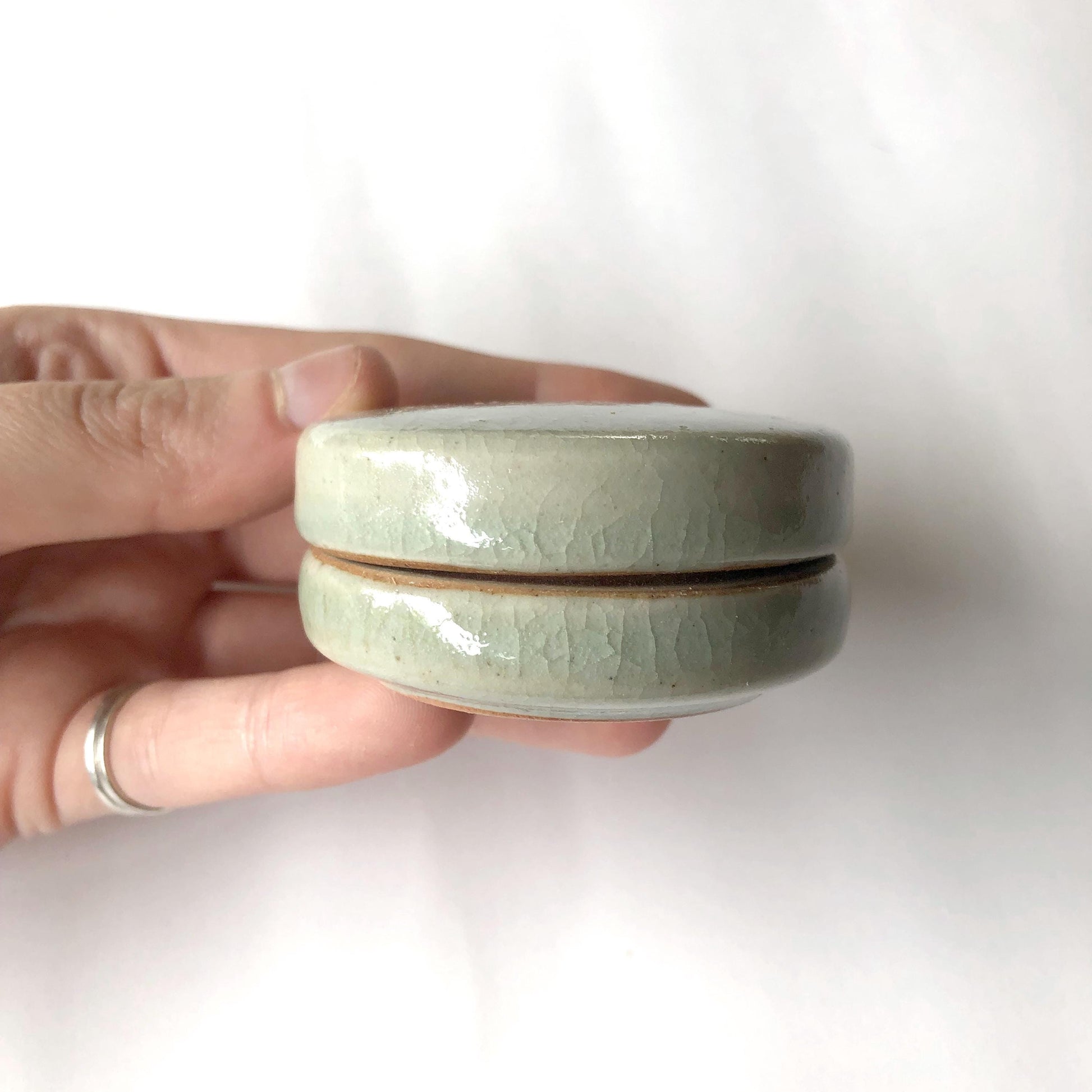 Japanese incense dish / trinket box - simple round with geometric decoration