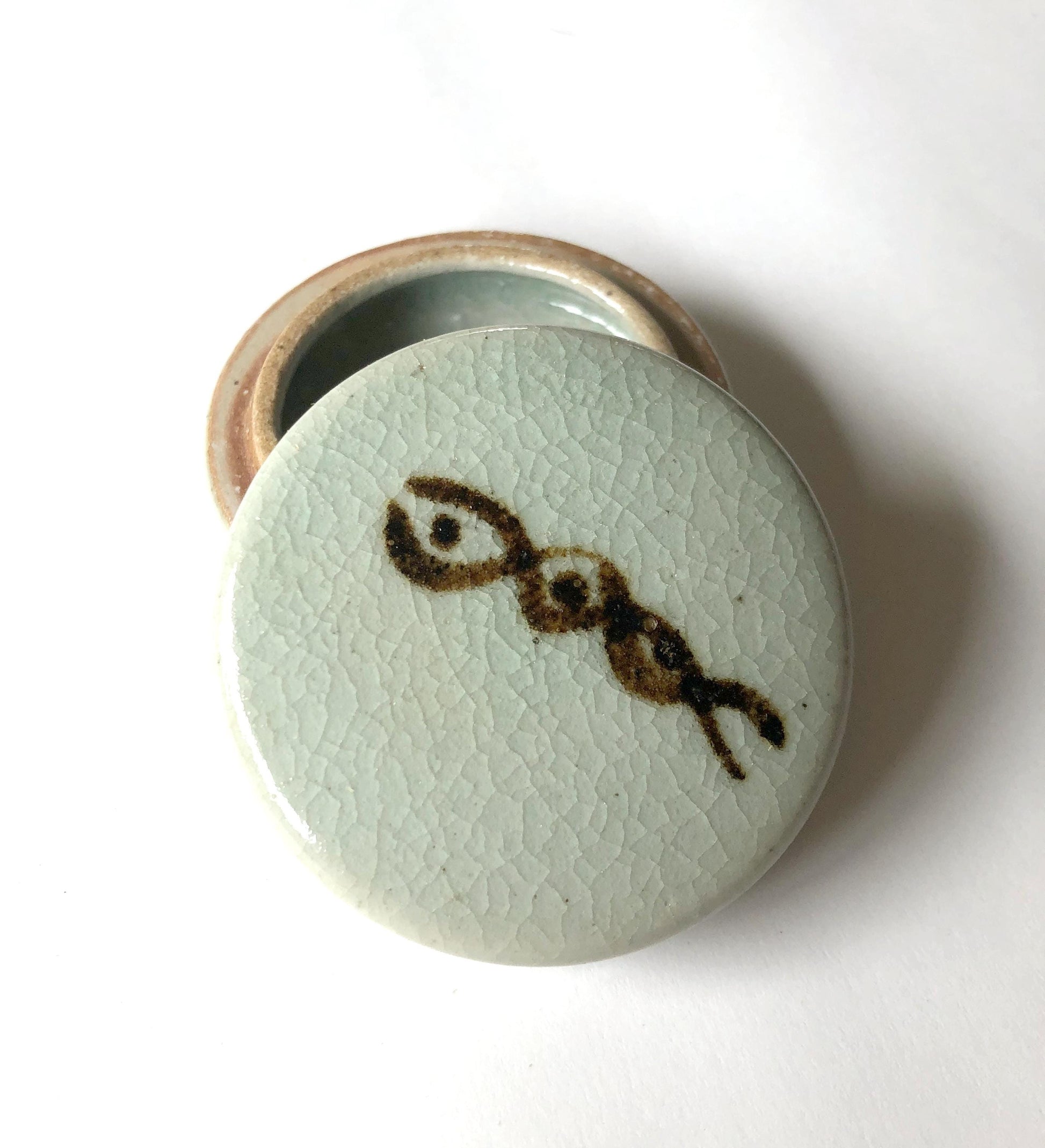 Japanese incense dish / trinket box - simple round with geometric decoration