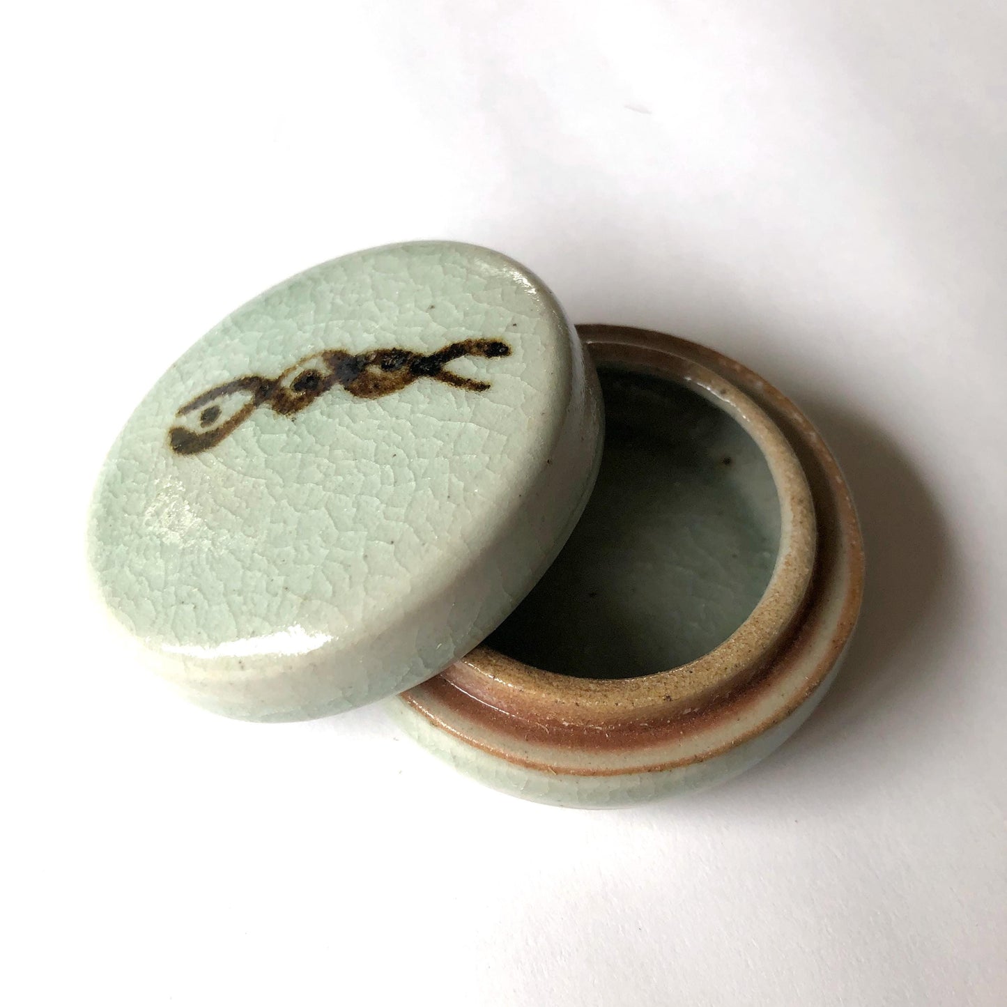 Japanese incense dish / trinket box - simple round with geometric decoration