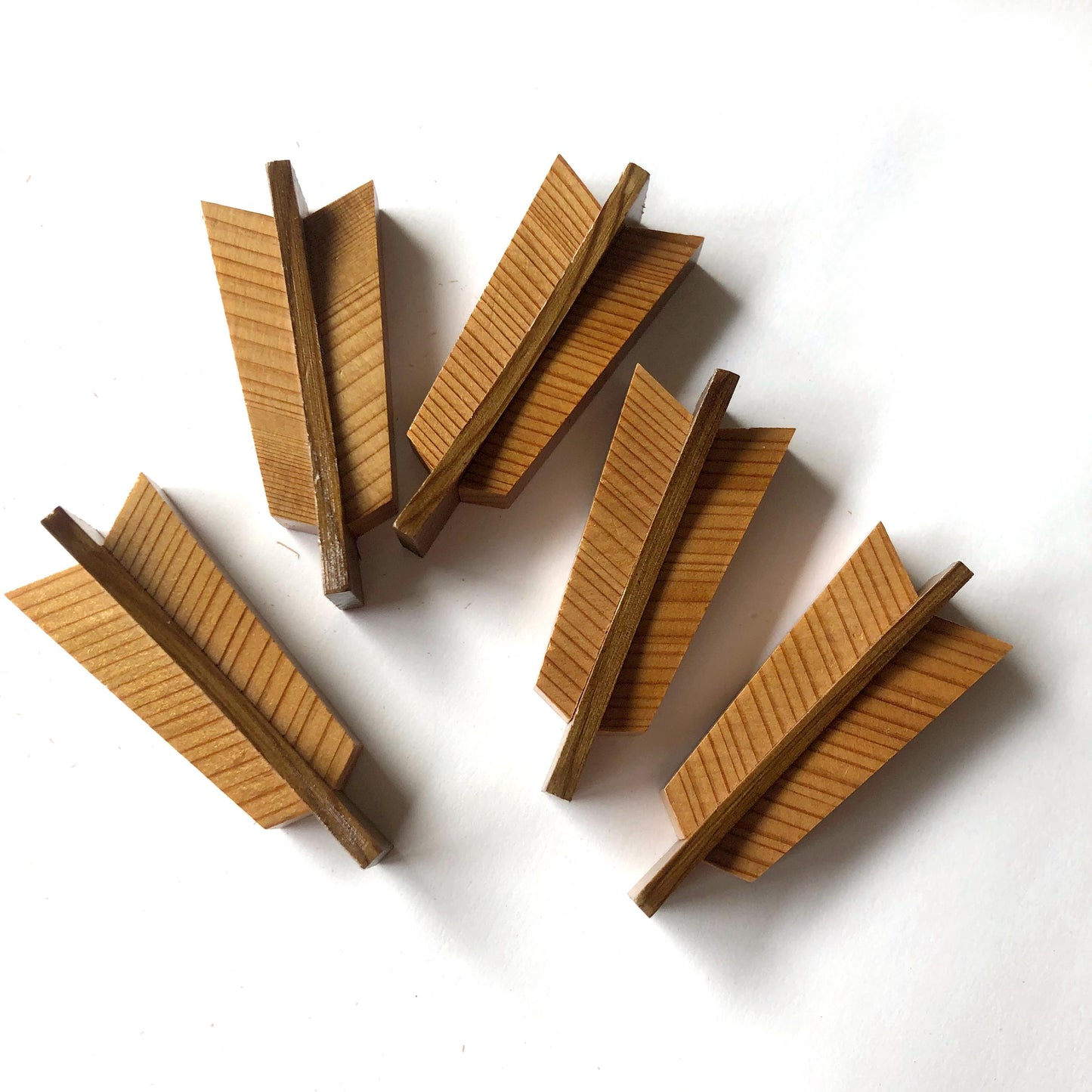 ElegantJapanese wooden hashioki - chopstick / cutlery rest - arrow feathers