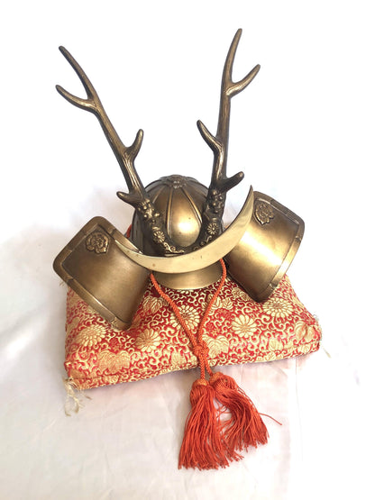 Cast iron statue - Japanese kabuto helmet - Yamanaka Yukimori (Shikanosuke)