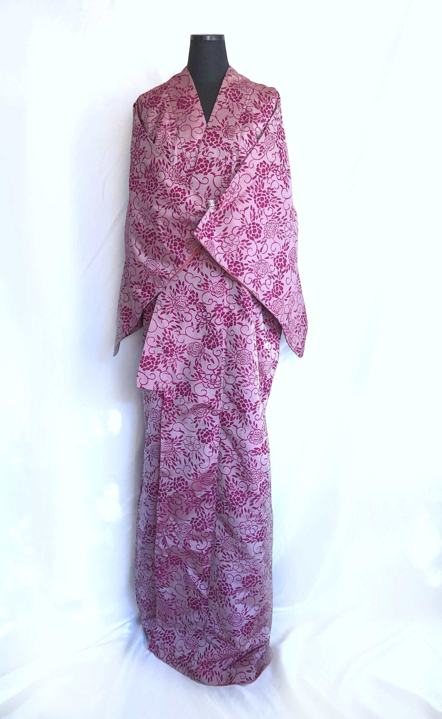 Casual vintage kimono - light purple komon with floral motifs