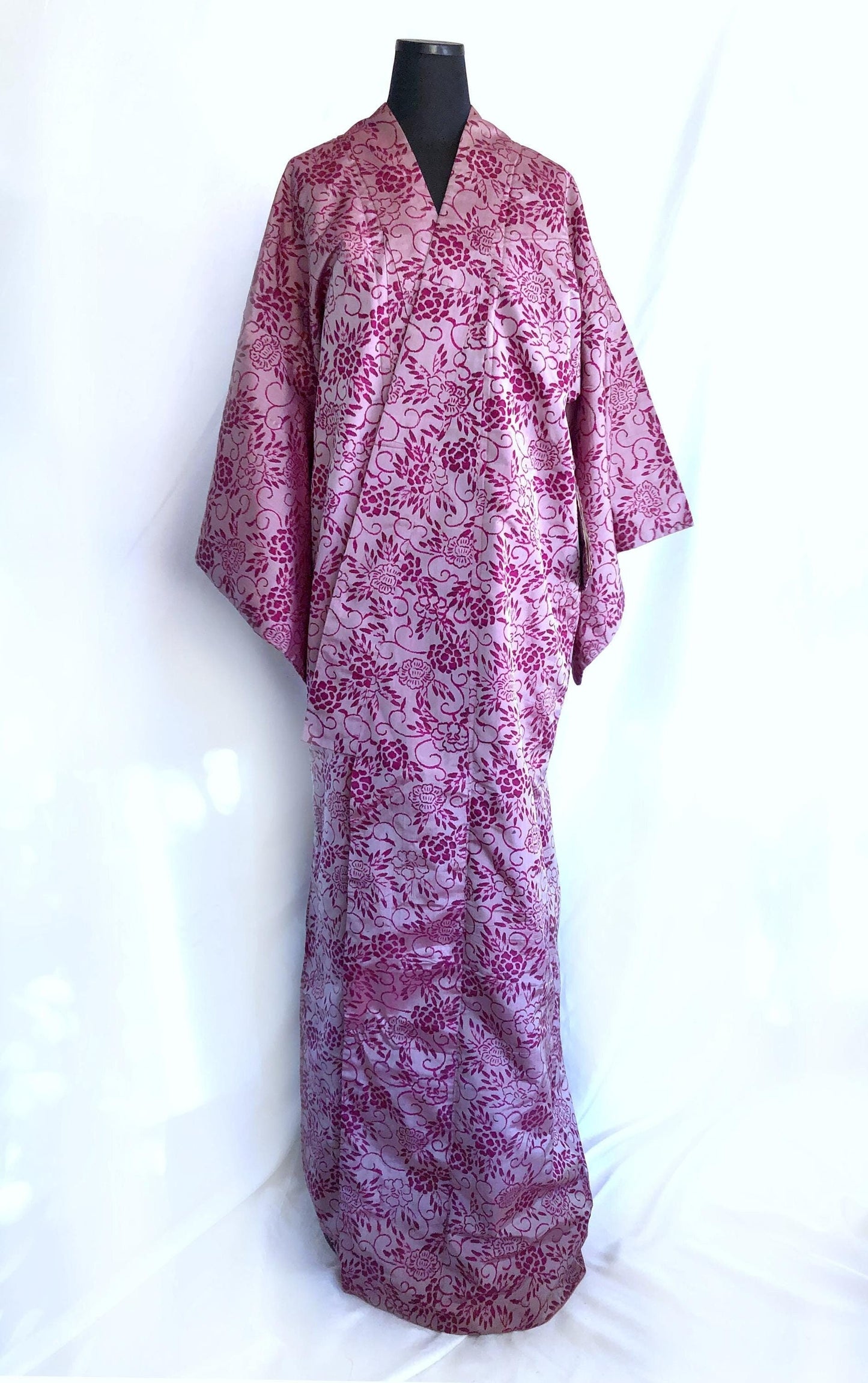 Casual vintage kimono - light purple komon with floral motifs