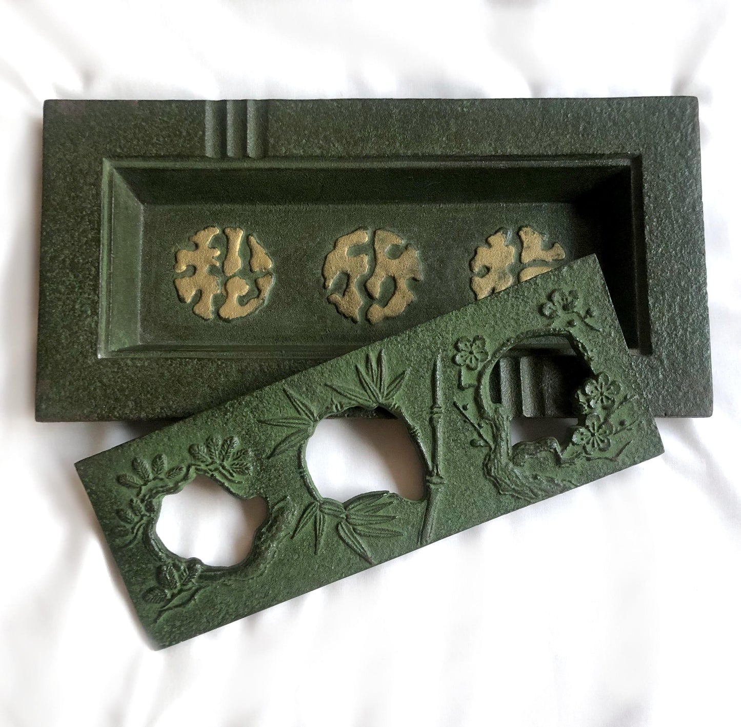 Big Japanese iron cast ashtray - three friends of winter