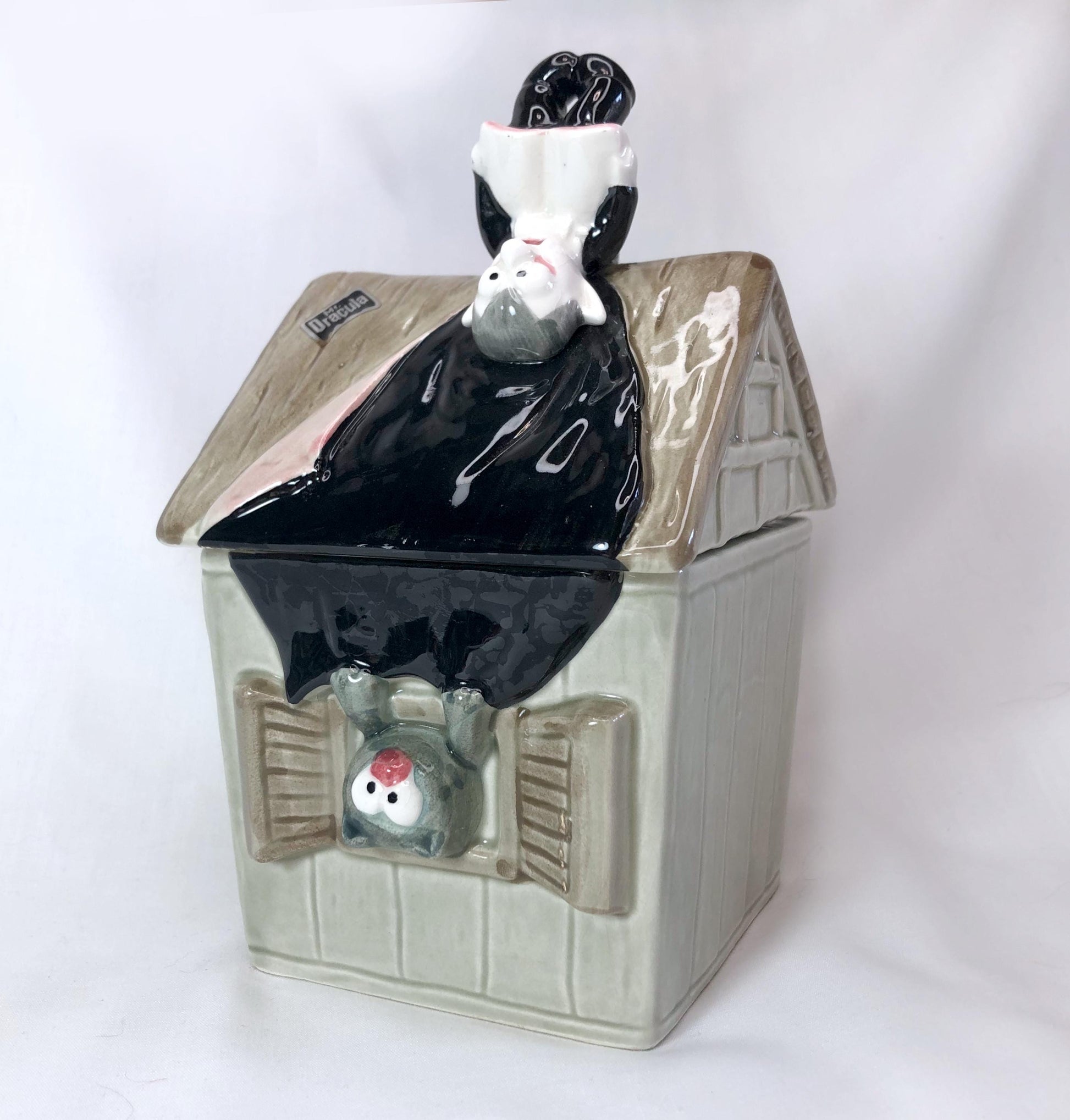 Showa era cute jar with a lid - Dracula's house