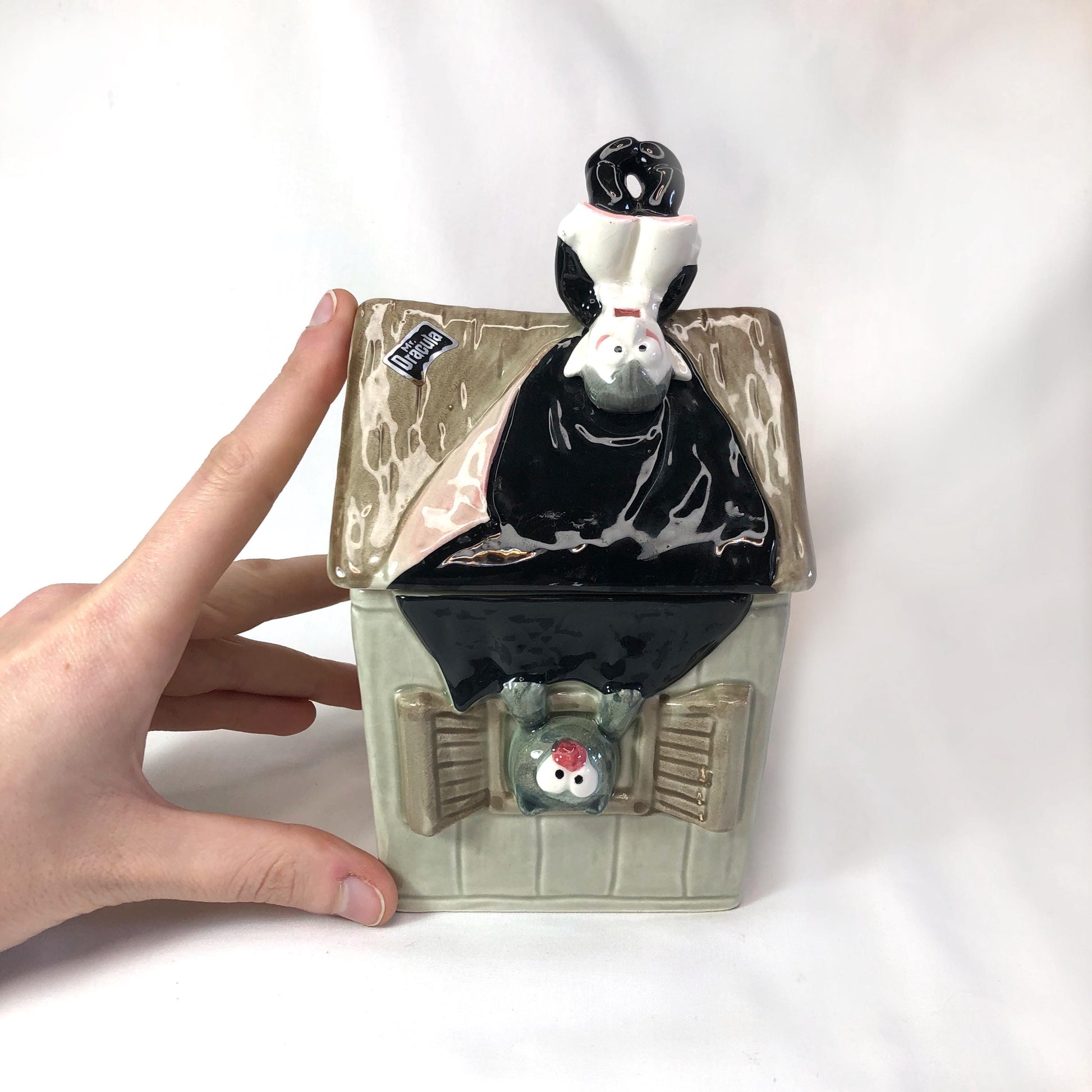 Showa era cute jar with a lid - Dracula's house