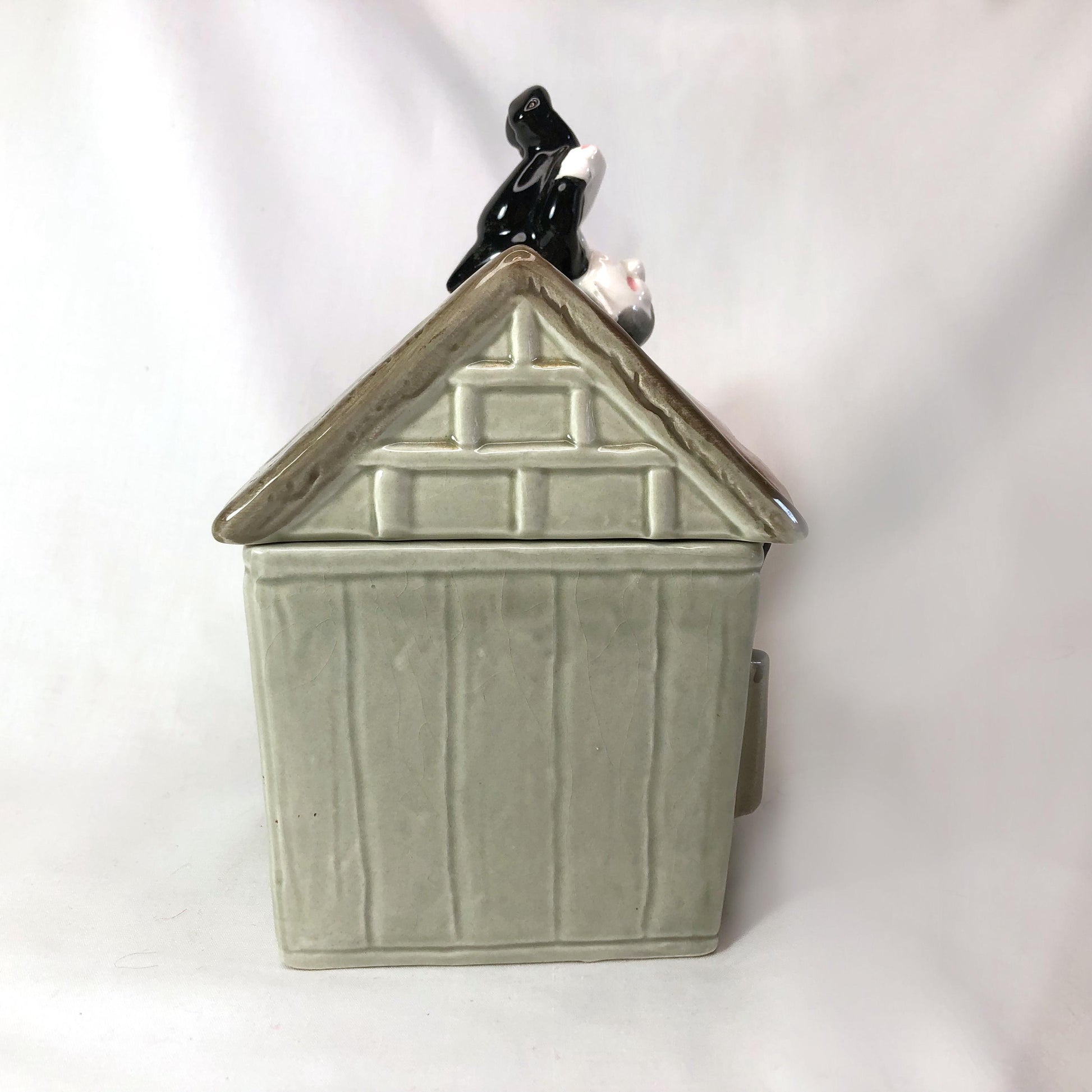 Showa era cute jar with a lid - Dracula's house