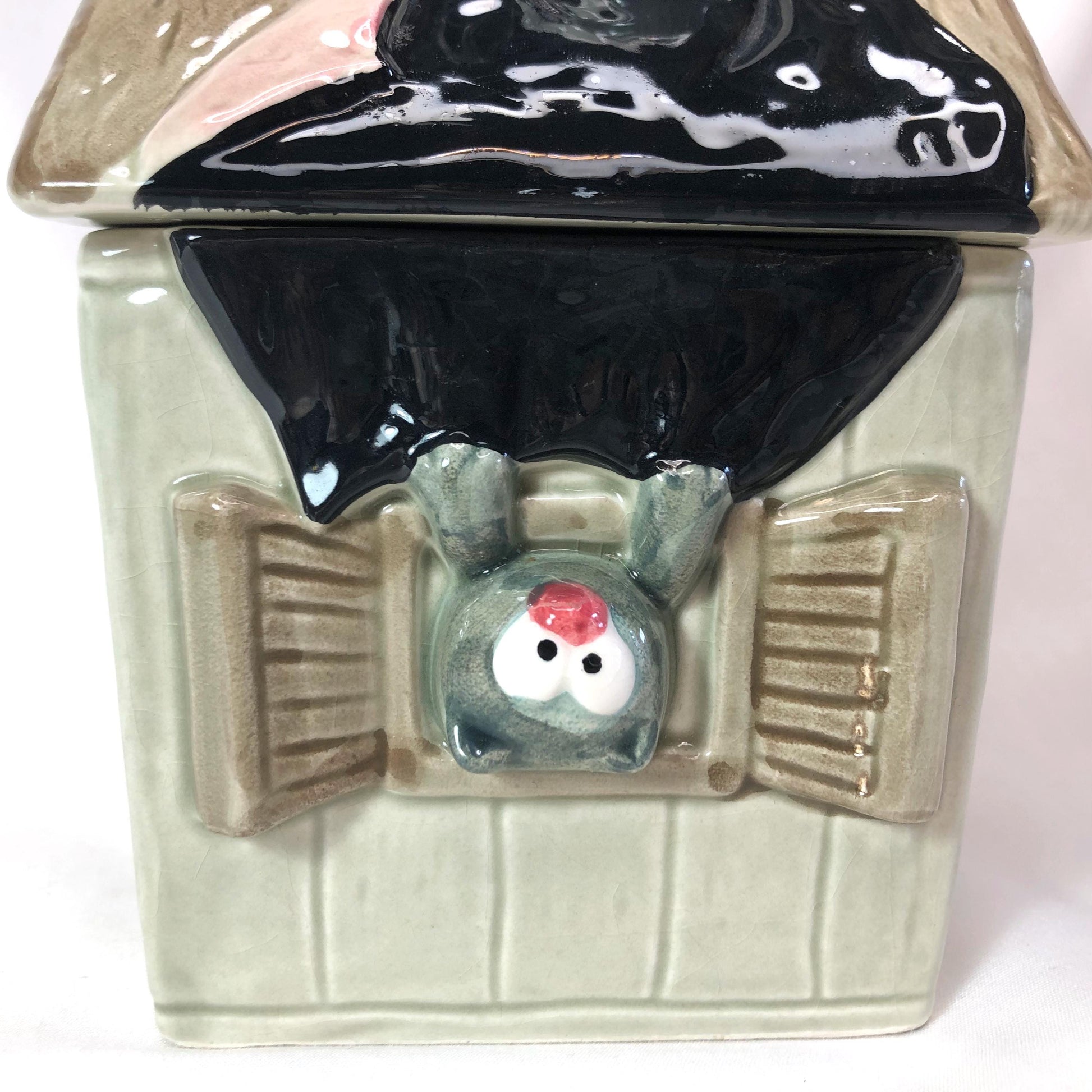 Showa era cute jar with a lid - Dracula's house