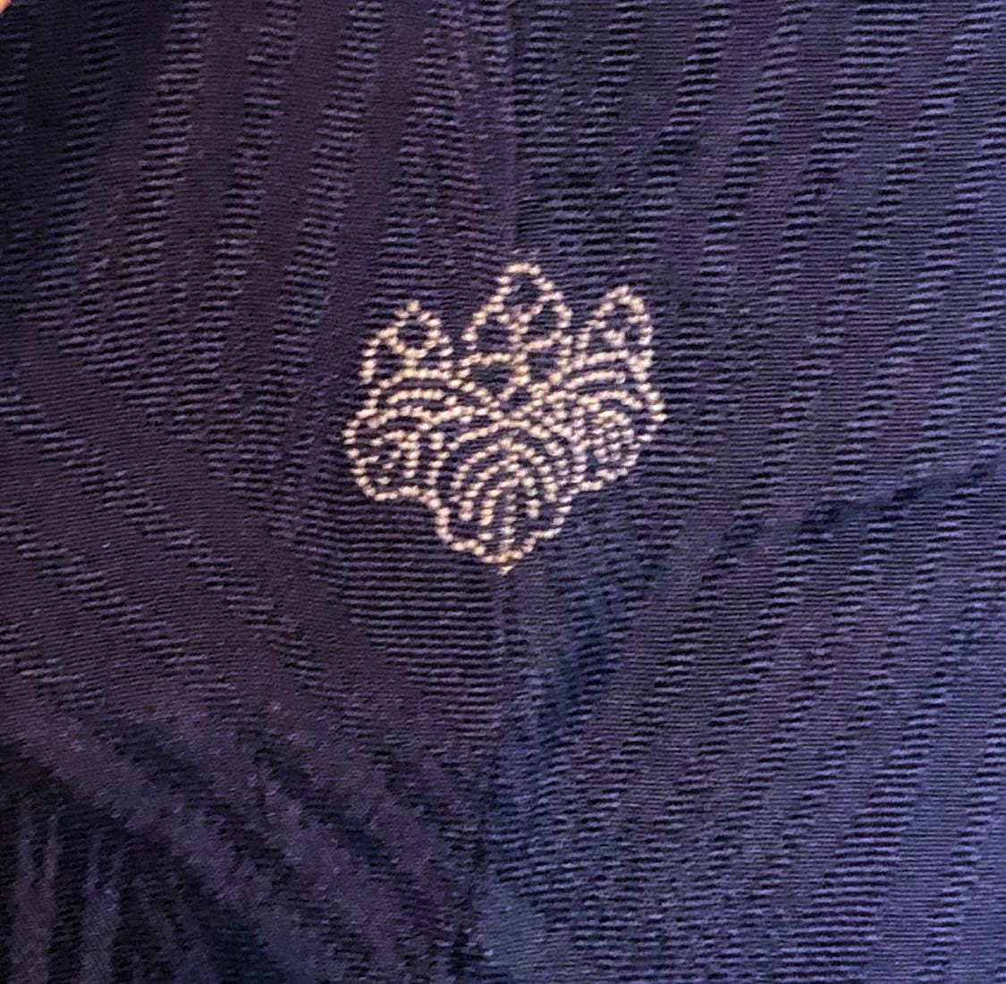 Simple vintage kimono - dark blue with a single family crest (B grade)
