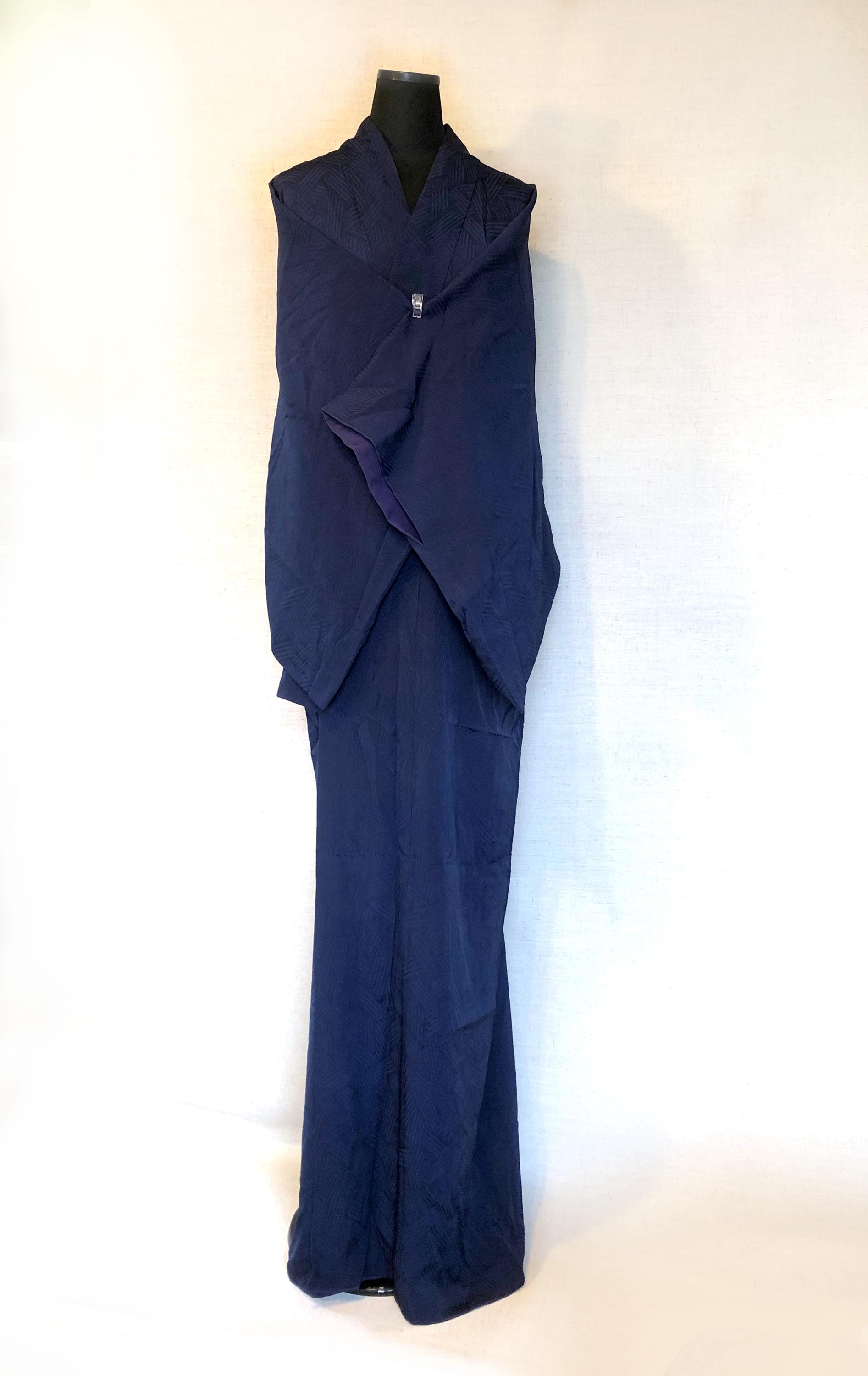 Simple vintage kimono - dark blue with a single family crest (B grade)