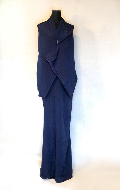 Simple vintage kimono - dark blue with a single family crest (B grade)