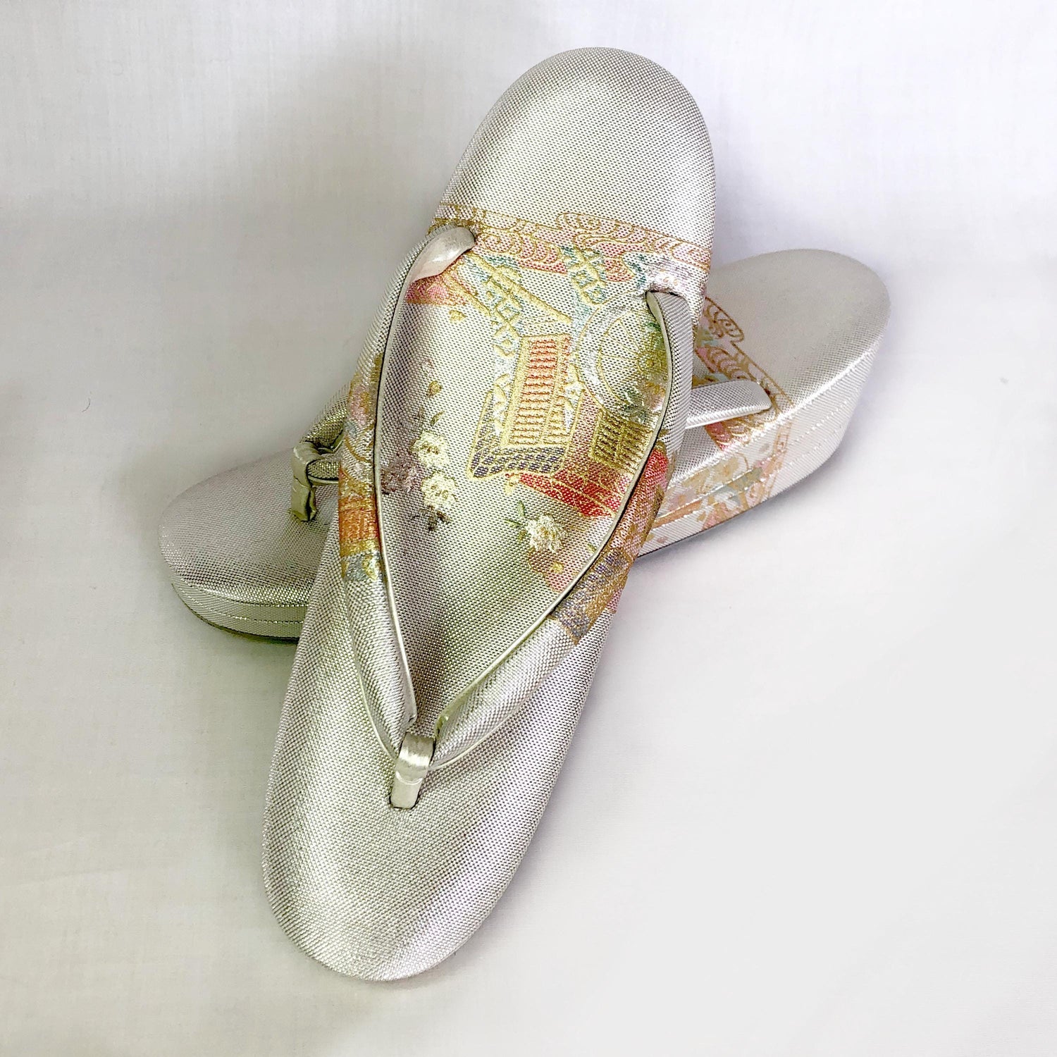 SOLDOUT. Vintage Japanese zori shoes - size 23cm - silver and pink