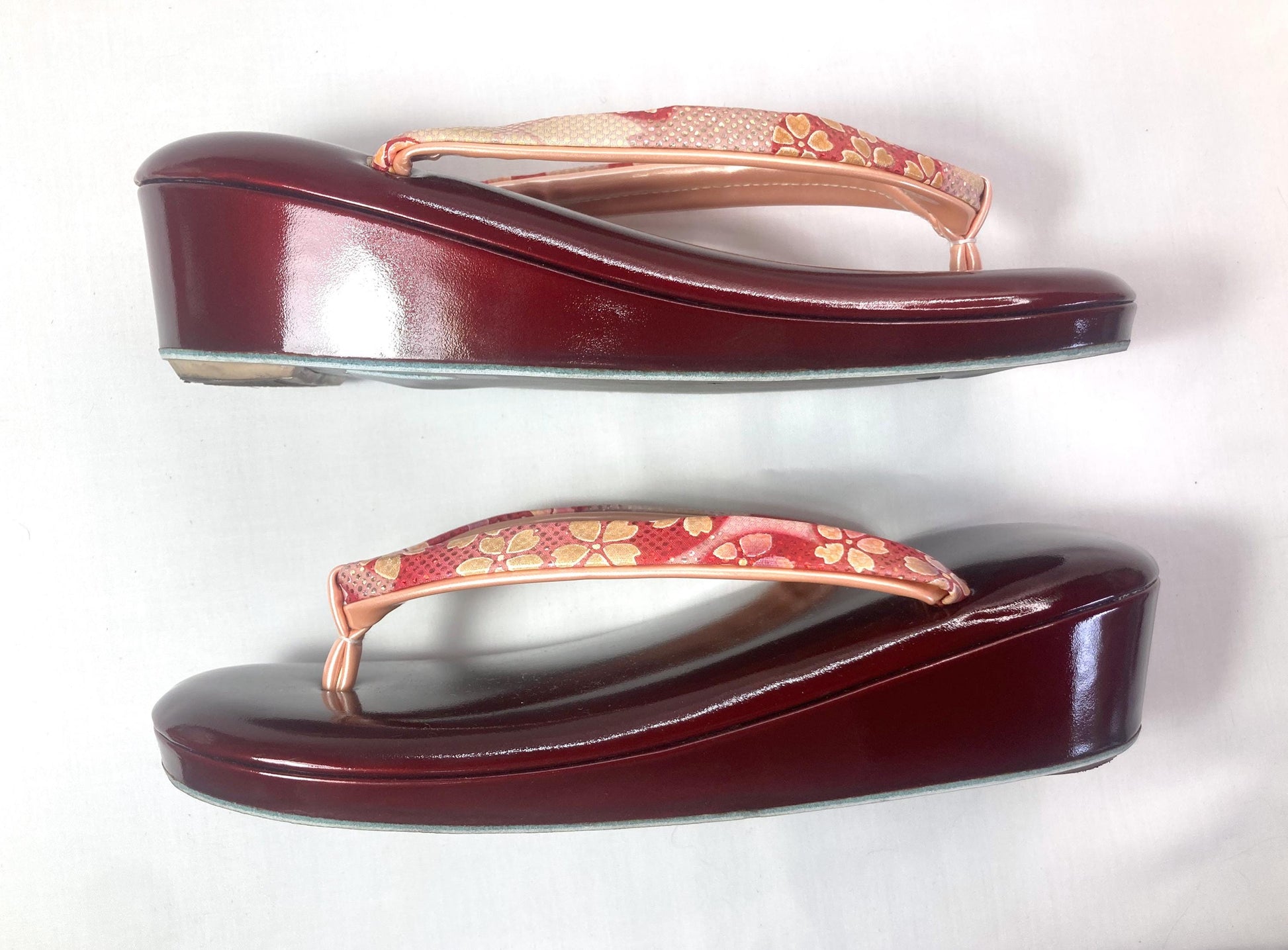 Vintage Japanese Zori Sandals: Red Sakura Pattern, Size US 6-6.5