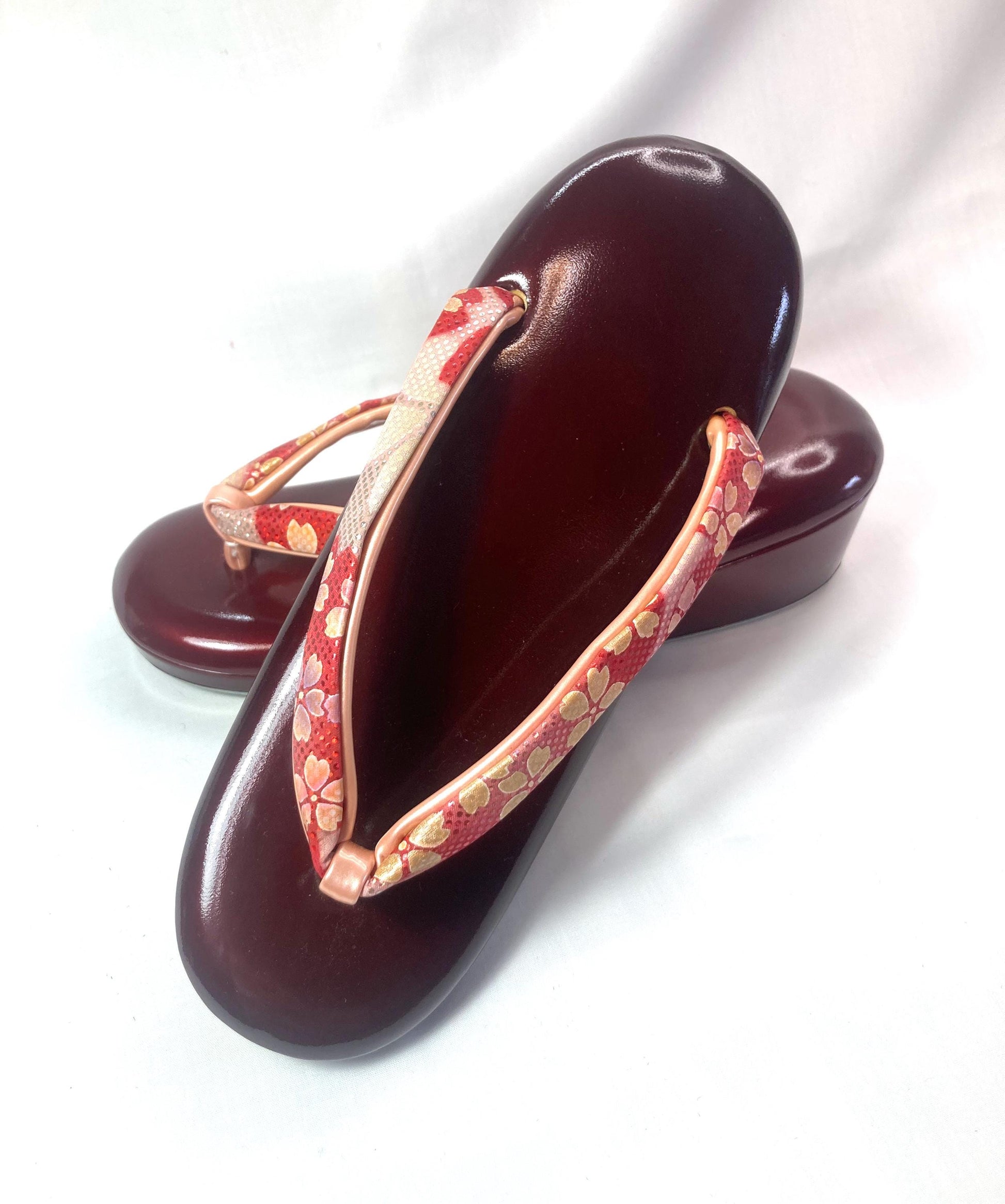 Vintage Japanese Zori Sandals: Red Sakura Pattern, Size US 6-6.5