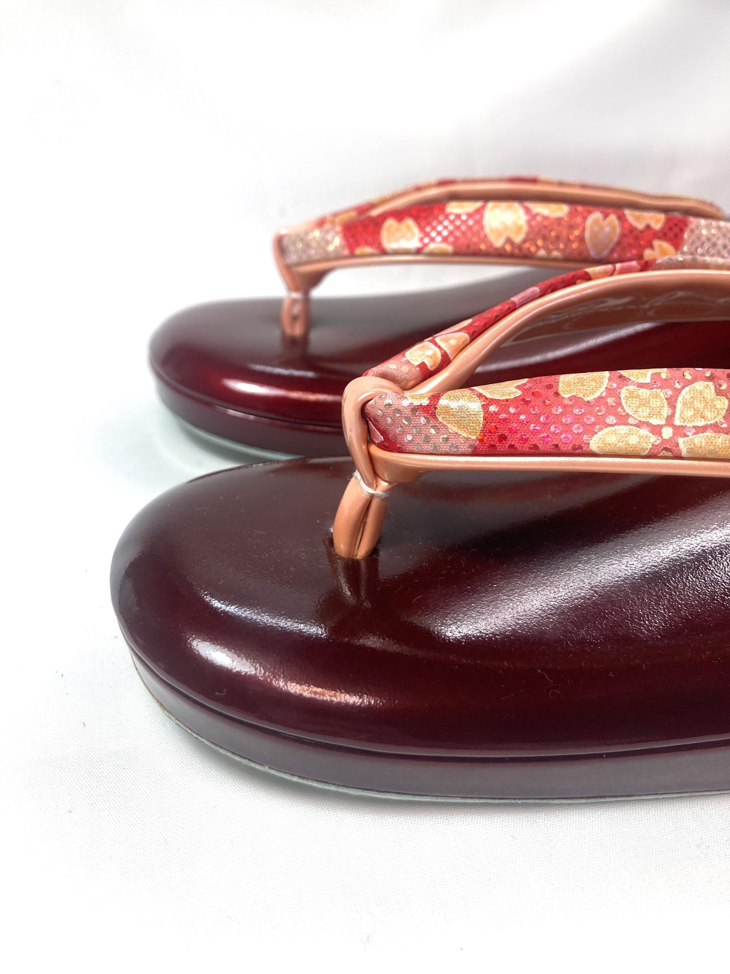 Vintage Japanese Zori Sandals: Red Sakura Pattern, Size US 6-6.5