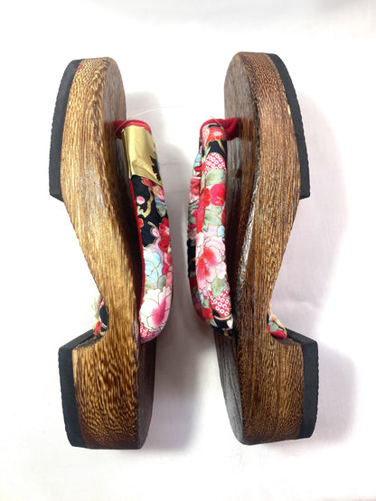 Casual wooden geta - traditional Japanese shoes with colorful straps