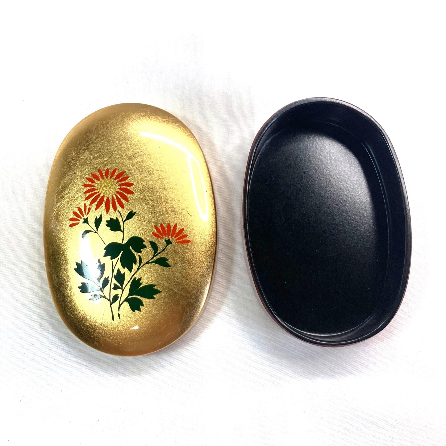 Small Japanese box with gold leaf cover - chrysanthemum