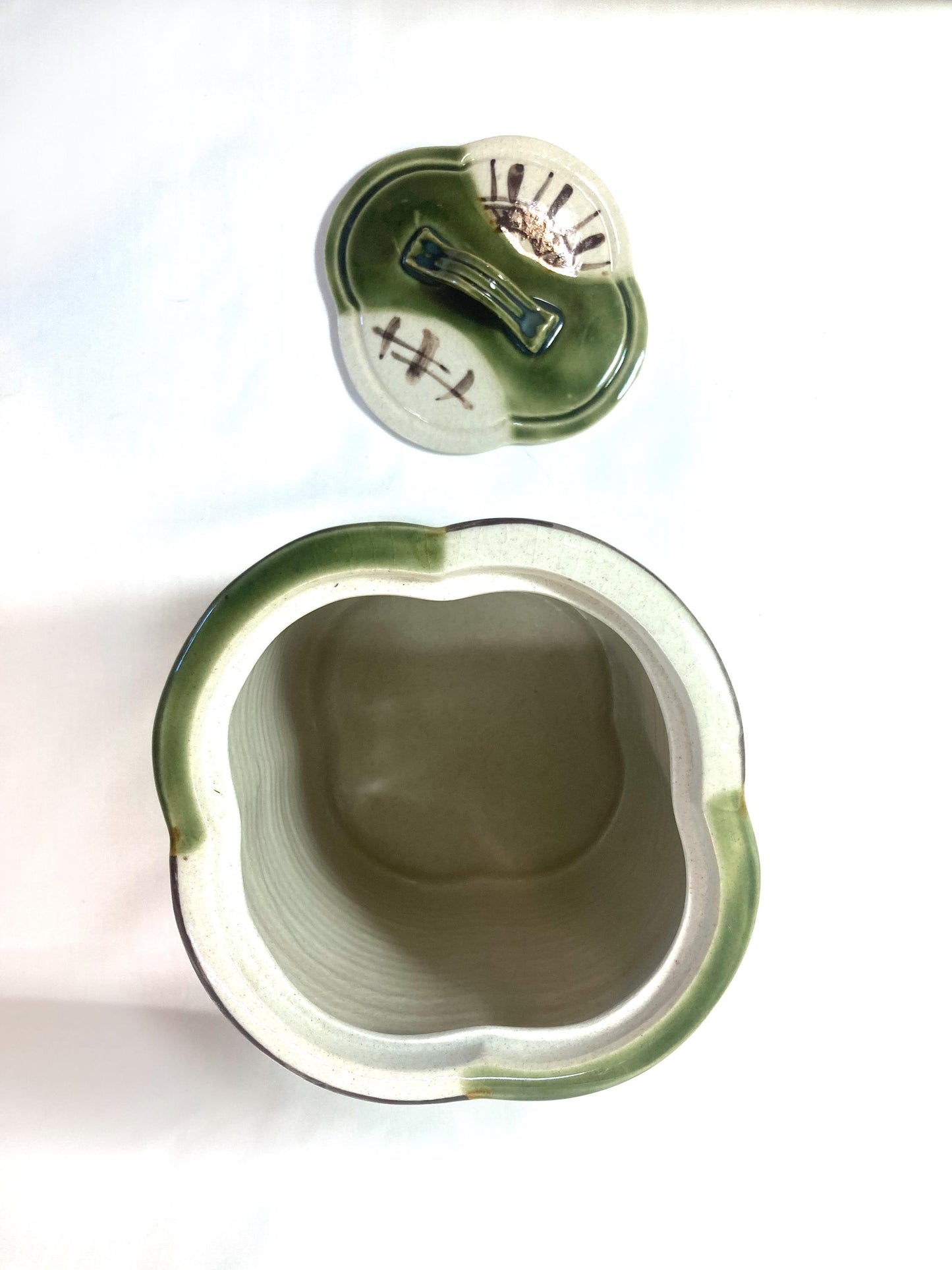 Mizusashi - water jar for tea ceremony - flower-shaped green and white jar