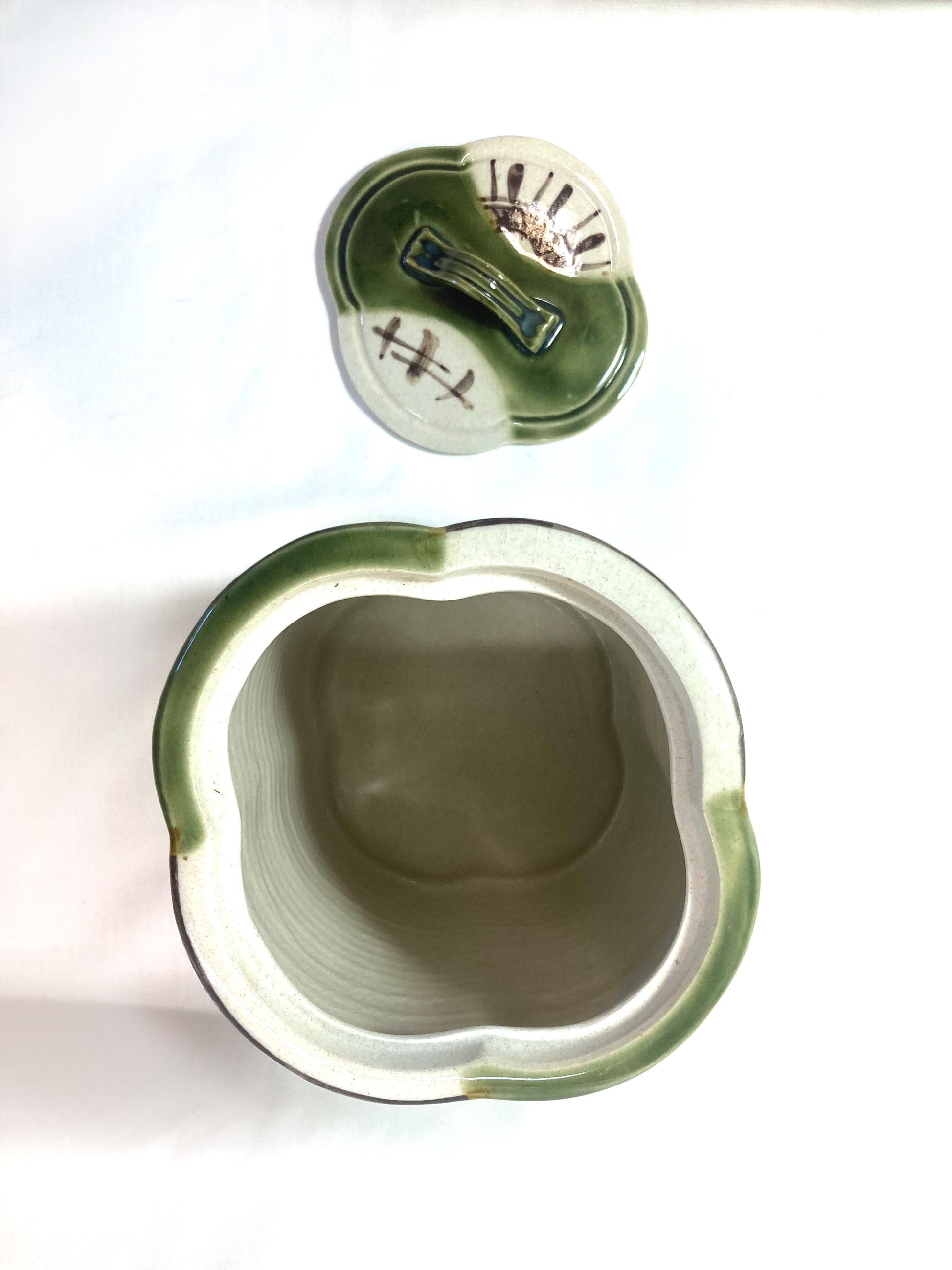 Mizusashi - water jar for tea ceremony - flower-shaped green and white jar