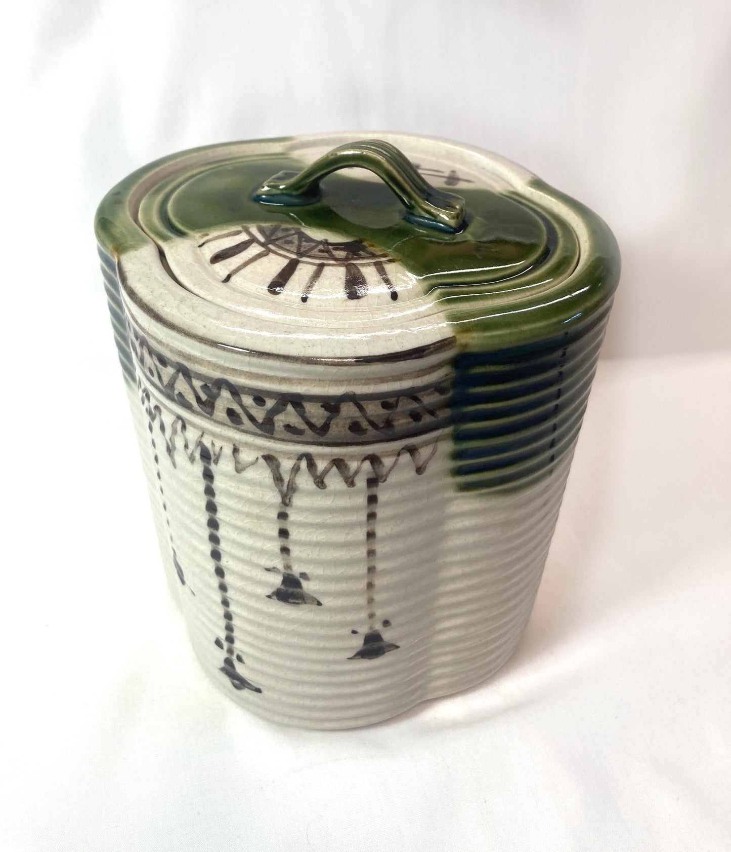 Mizusashi - water jar for tea ceremony - flower-shaped green and white jar