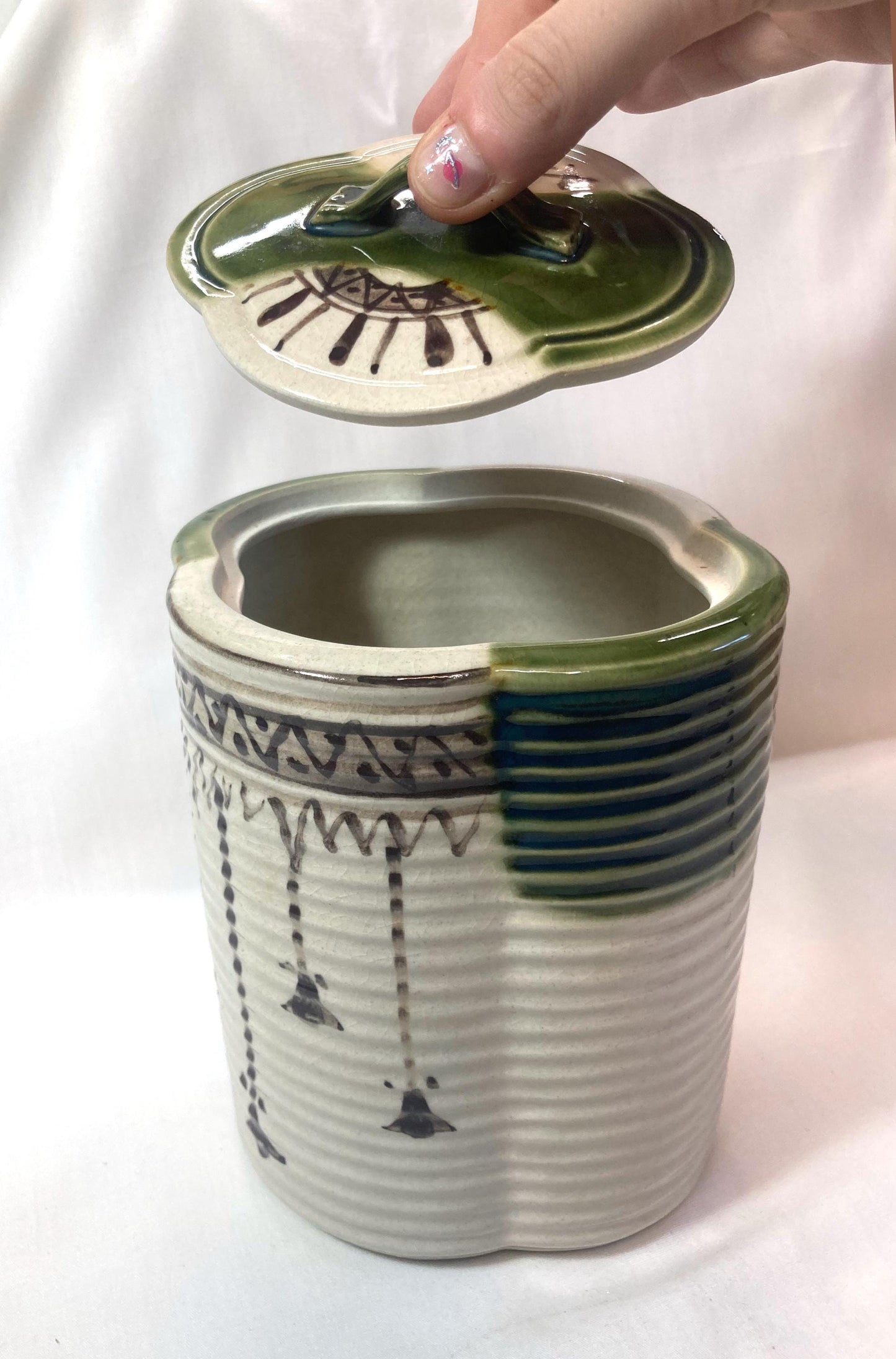 Mizusashi - water jar for tea ceremony - flower-shaped green and white jar