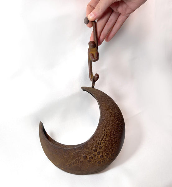 Hanging ikebana vase - monkey reaching for a moon (foliage/ brown)