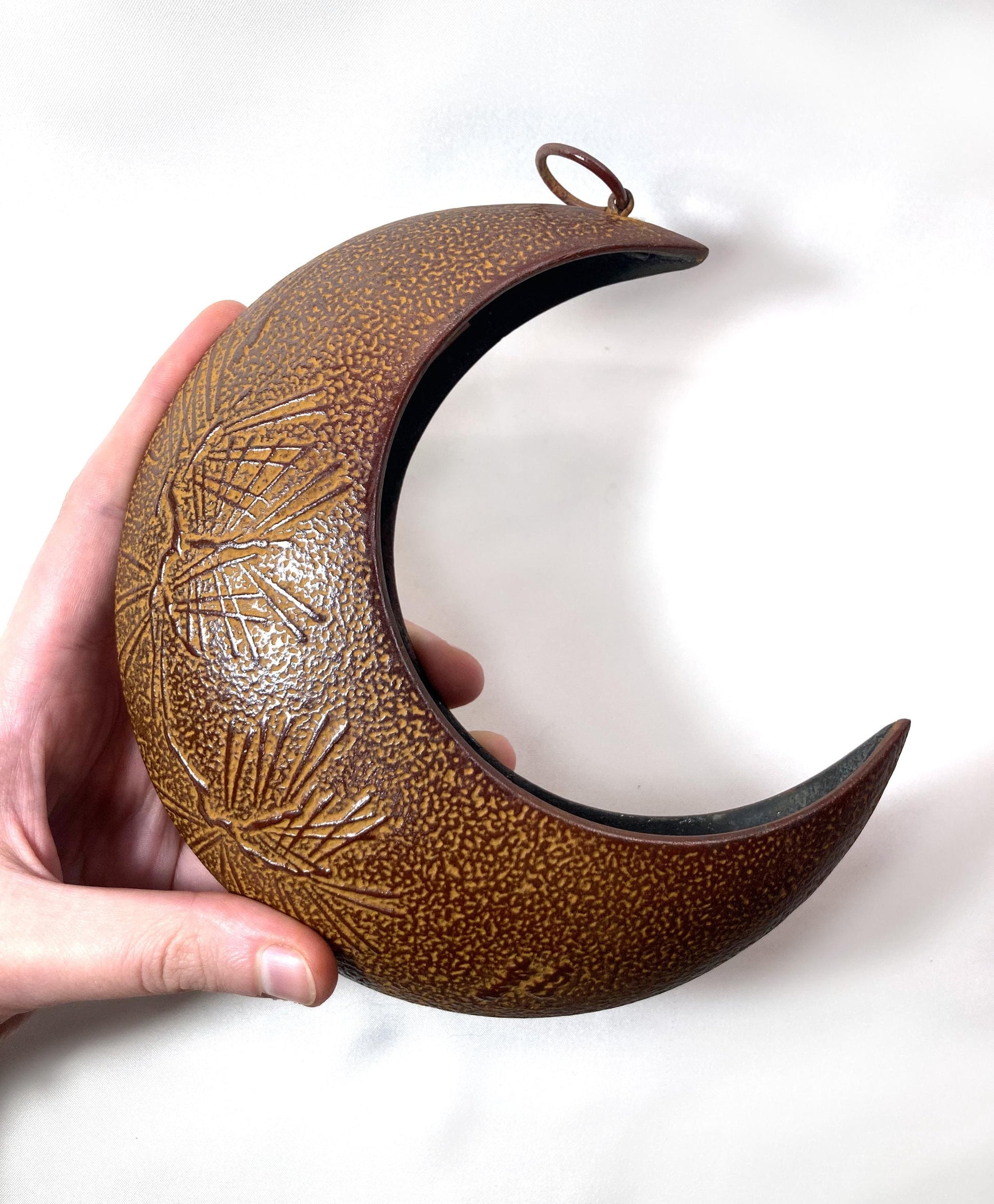 Hanging ikebana vase - monkey reaching for a moon (pine branches/ brown)