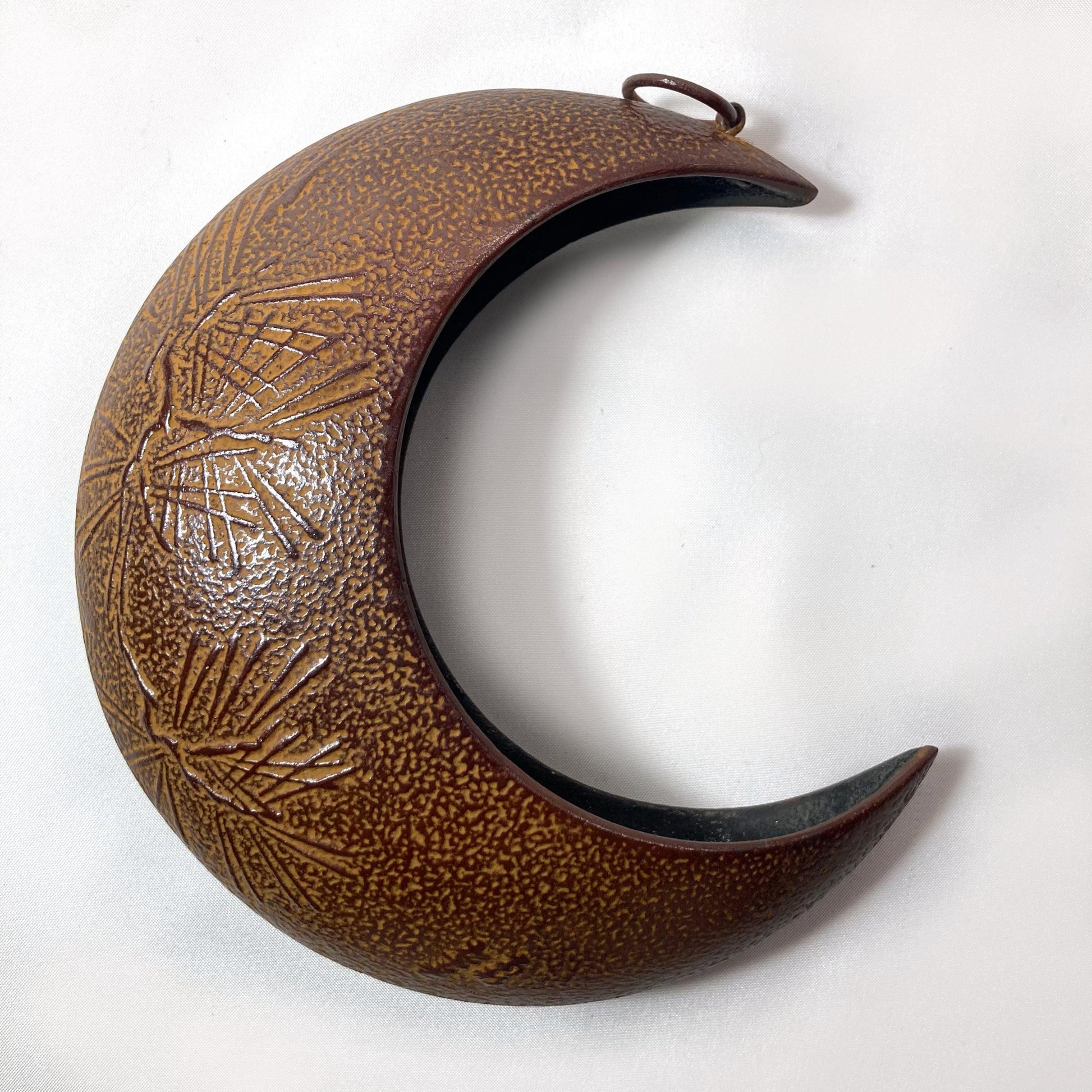 Hanging ikebana vase - monkey reaching for a moon (pine branches/ brown)