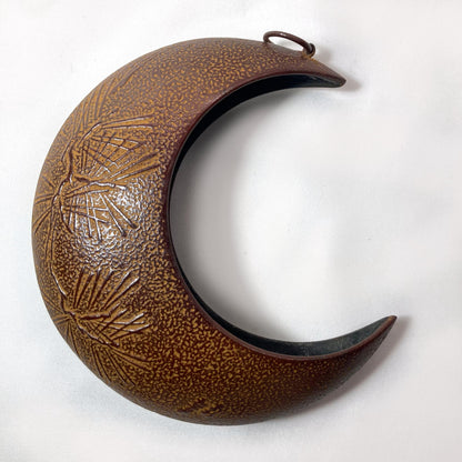 Hanging ikebana vase - monkey reaching for a moon (pine branches/ brown)