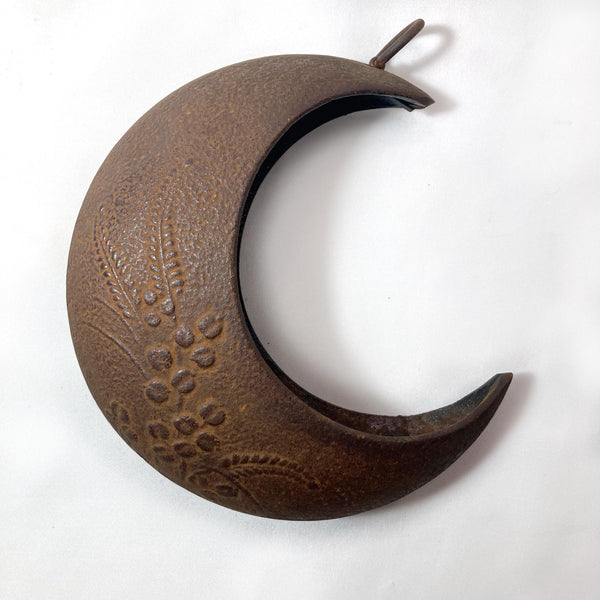 Hanging ikebana vase - monkey reaching for a moon (foliage/ brown)
