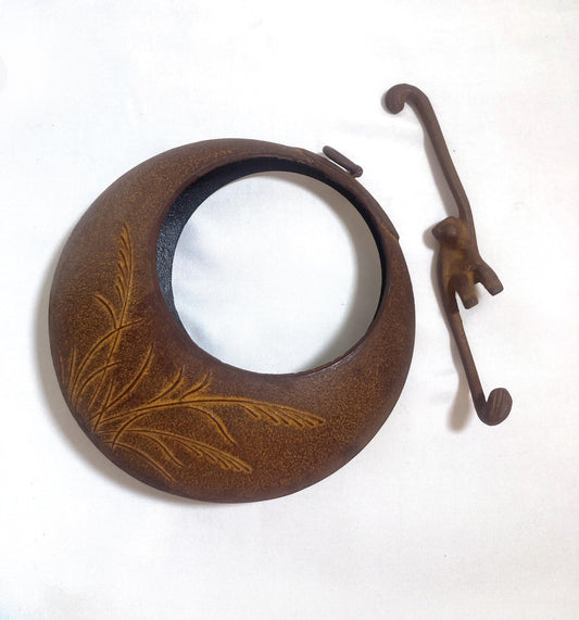 Hanging ikebana vase - monkey reaching for a moon (full moon - M size)