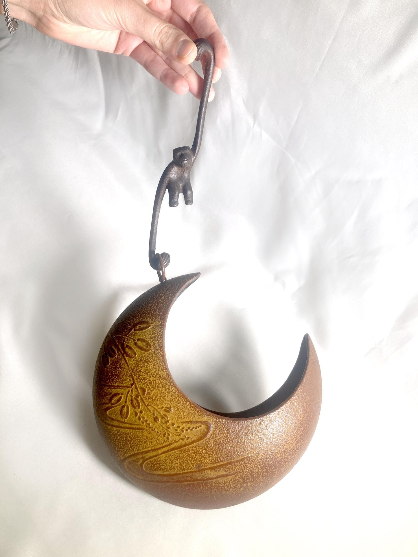 Hanging ikebana vase - monkey reaching for a moon (wisteria over a river/ brown - M size)