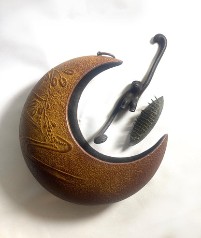 Hanging ikebana vase - monkey reaching for a moon (wisteria over a river/ brown - M size)