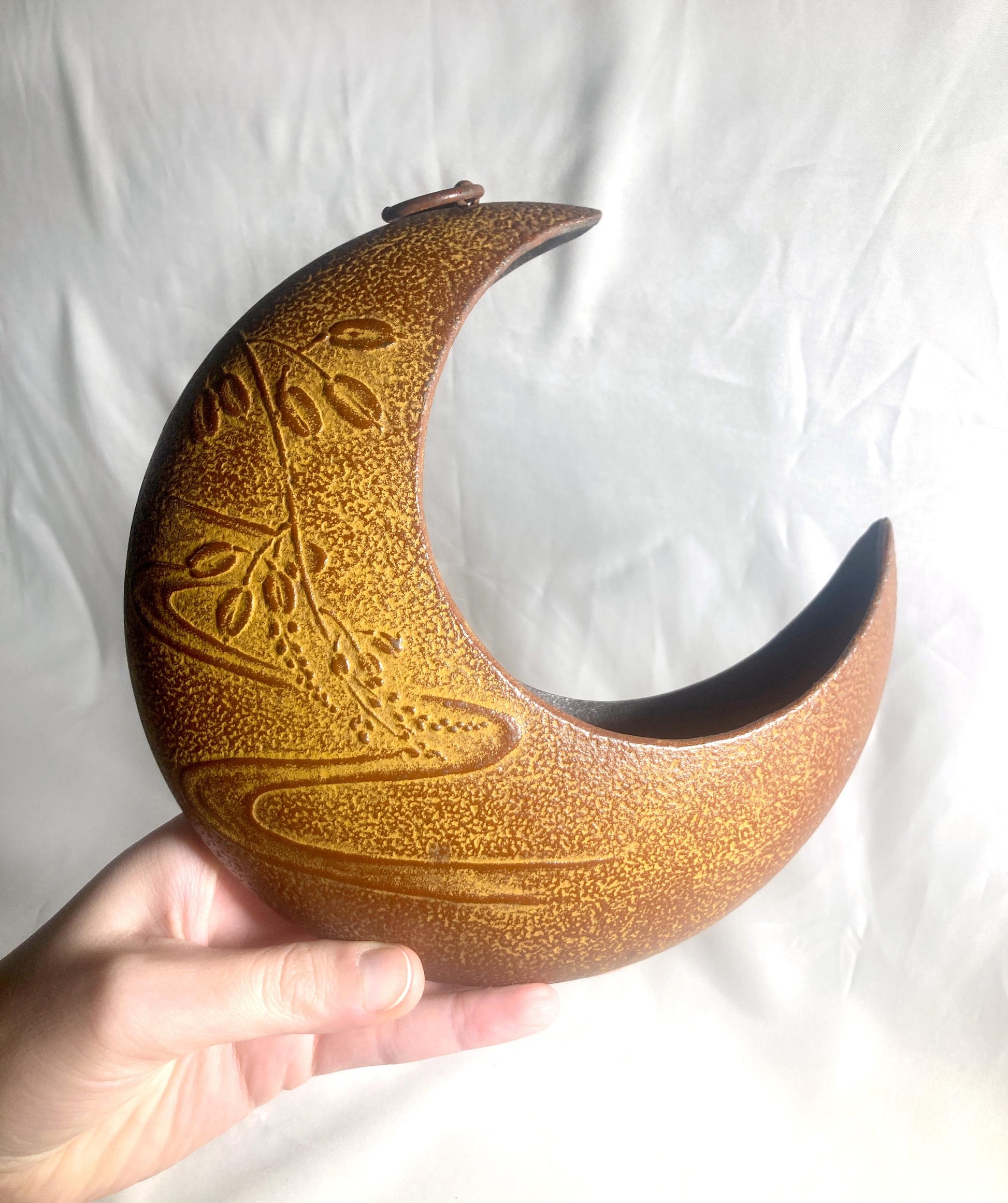 Hanging ikebana vase - monkey reaching for a moon (wisteria over a river/ brown - M size)