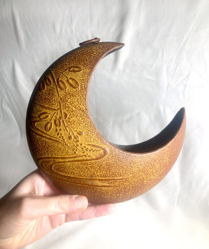 Hanging ikebana vase - monkey reaching for a moon (wisteria over a river/ brown - M size)