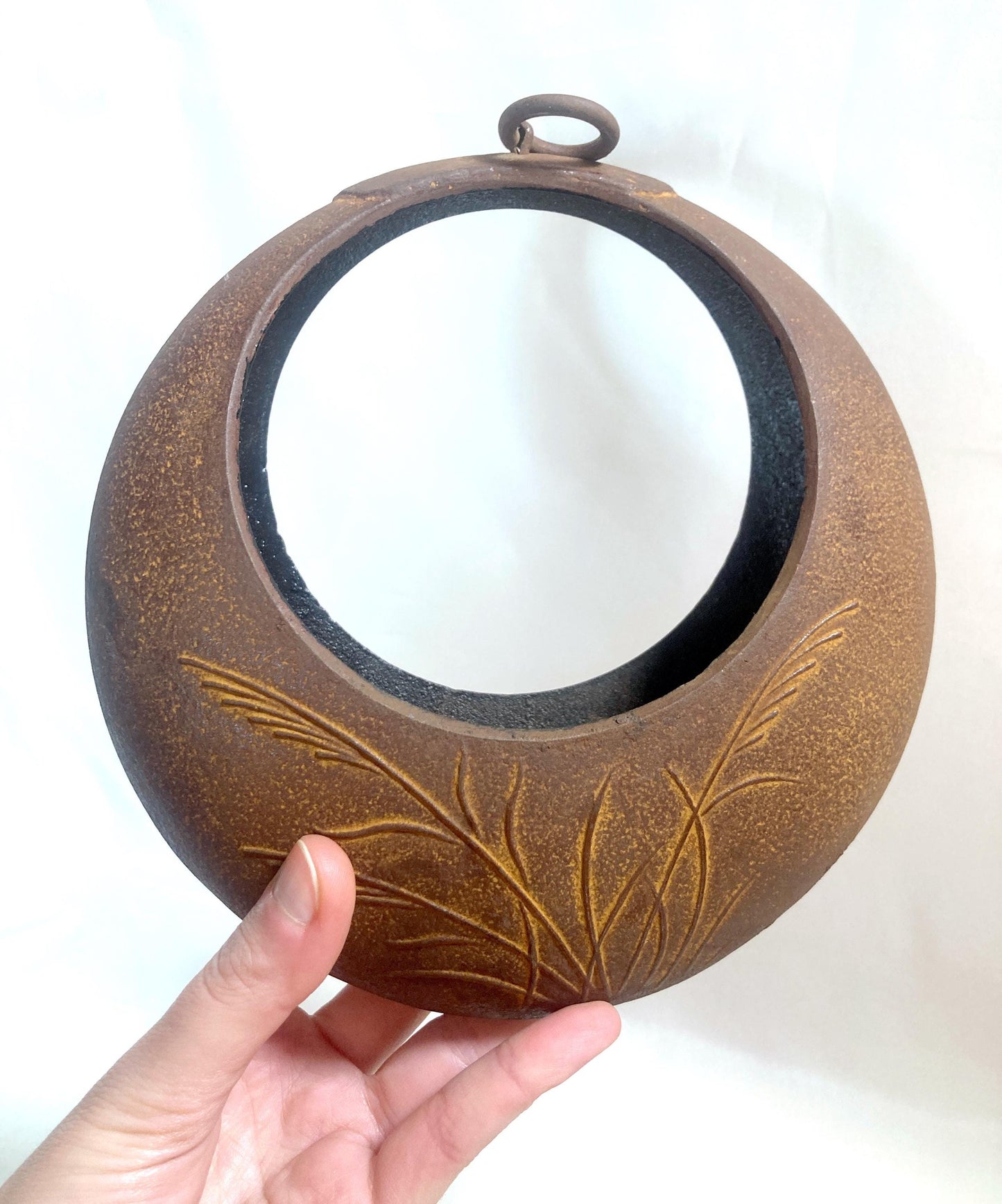 Hanging ikebana vase - monkey reaching for a moon (full moon - M size)