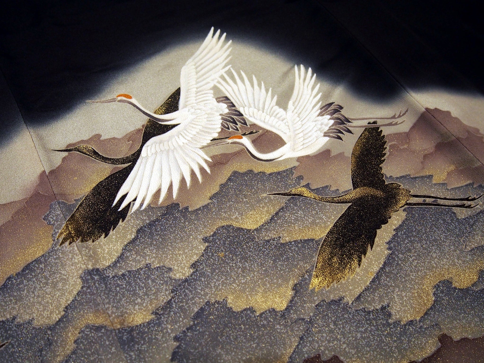 Kurotomesode- cranes over mountains