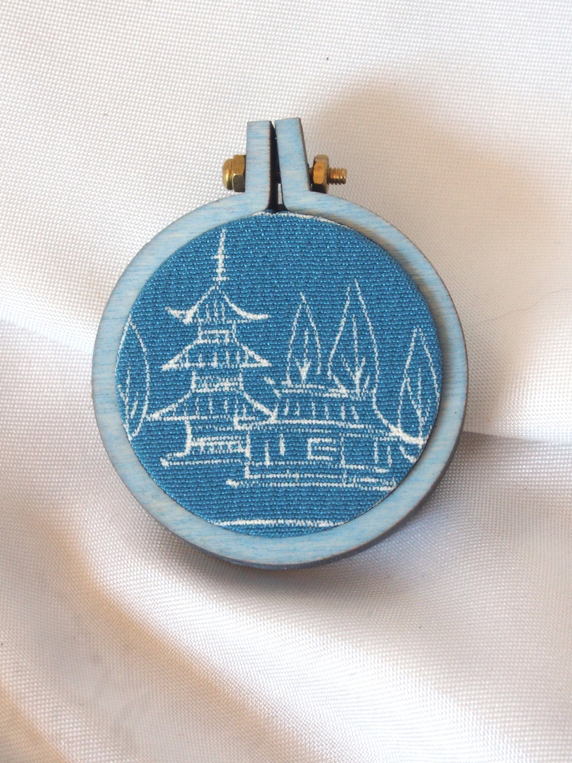 Handmade kimono brooch - wood and silk - round shape