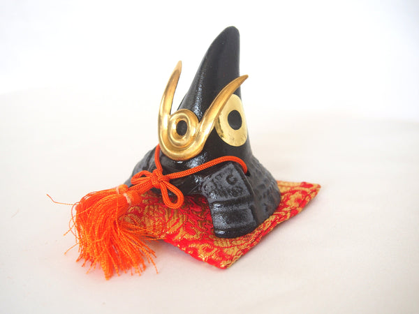 Cast iron paperweight - Japanese helmet kabuto (with cushions)