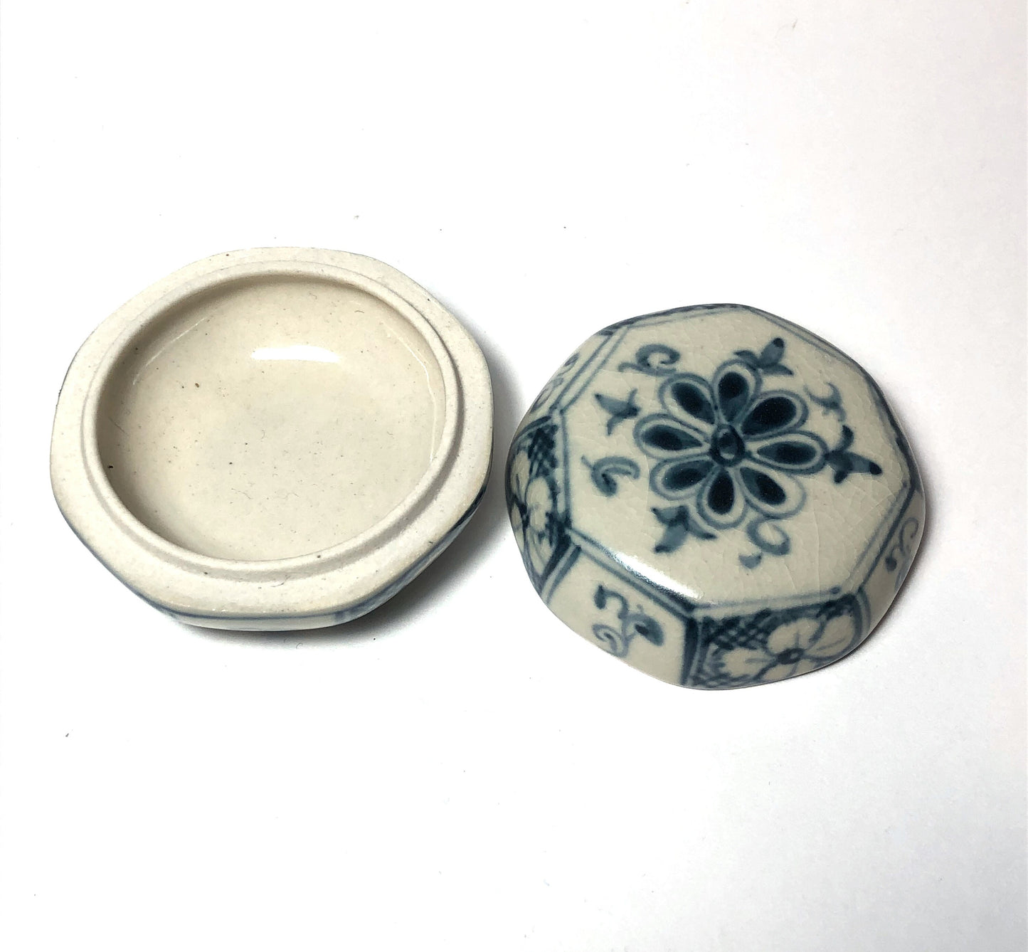 Japanese incense dish / trinket box - blue and white floral pattern