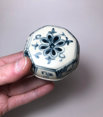 Japanese incense dish / trinket box - blue and white floral pattern
